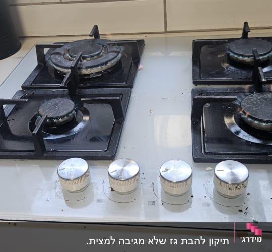 כיריים גז עם ארבעה מבערים ומתגים